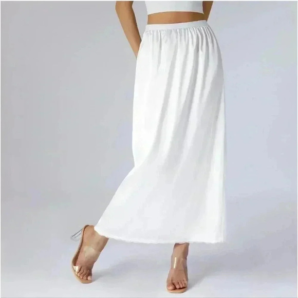 BTFBM Holiday White Satin look Elastic Waist Skirt - size M or 8-10 BNWT - Picture 1 of 7